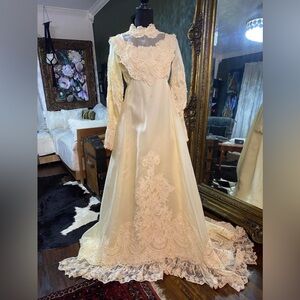 Gorgeous vintage wedding dress cream, lace, long sleeve train